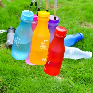 Candy Colors Unbreakable Frosted Lækagesikker plastikkedel 550mL BPA-fri bærbar vandflaske til rejse Yoga Løbecamping