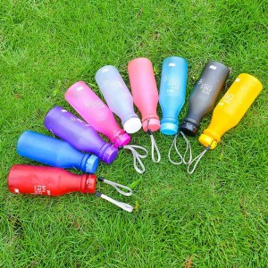 Mga Kolor sa Candy Dili Mabuak nga Frosted Leak-proof Plastic kettle 550mL BPA Free Portable Water Bottle para sa Travel Yoga Running Camping