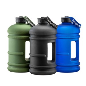 เหยือกน้ำพลาสติกสำหรับเล่นกีฬา 2.2 ลิตร ปลอดสาร BPA เหยือกน้ำสำหรับออกกำลังกายในยิม