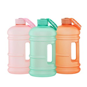 زجاجة شرب بلاستيكية خالية من مادة BPA سعة 2.2 لتر ، إبريق ماء للياقة البدنية والصالة الرياضية