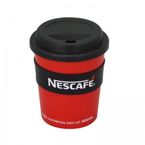 Kundenspezifischer 350-ml-Reisekaffeebecher aus Kunststoff mit Silikonhülle