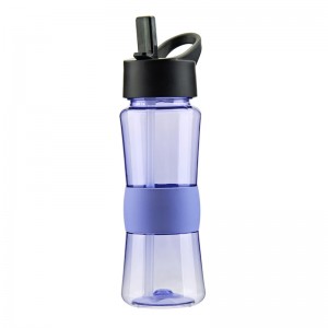 בקבוק מים טריטן מותאם 100% ללא BPA 700 מ"ל עם קש ושרוול סיליקון