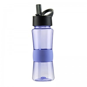 Na-customize na 100% BPA free 700ml tritan water bottle na may straw at silicone sleeve