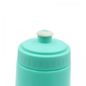 นำกลับมาใช้ใหม่ได้ไม่มีพลาสติก BPA Sports and Fitness Squeeze Pull Top Leak Proof Drink Spout Water Bottles ผู้ผลิต
