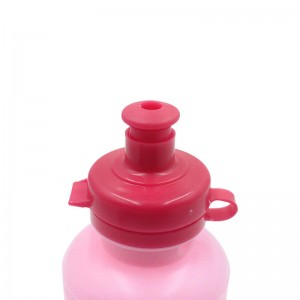 Reusable No BPA Plastic Sports and Fitness Squeeze Pull Top Leak Proof Drink Spout Water Bottles manufacturer