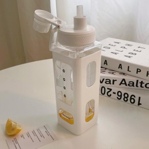 Kawaii Бутилка за вода с 3D стикер 700 ml/900 ml Пластмасово мляко за пътуване Преносима сладка бутилка за вода